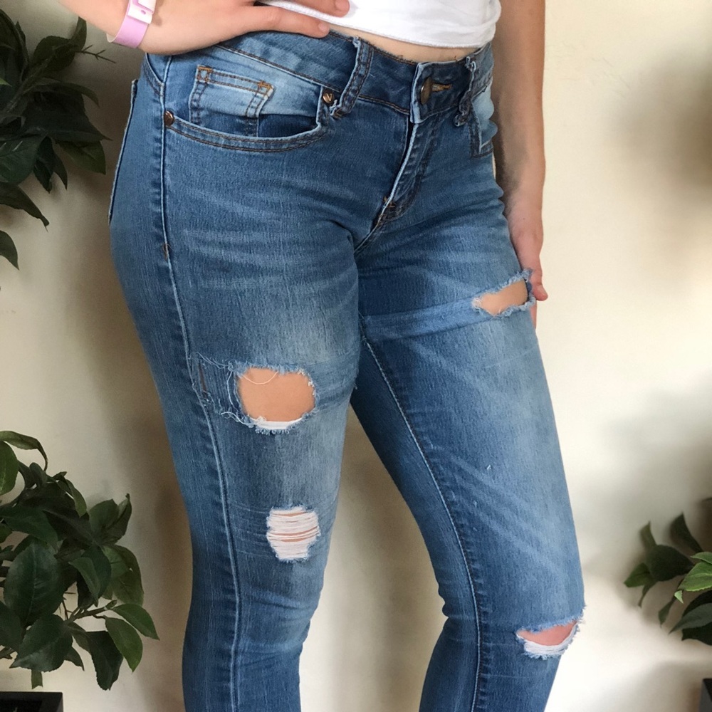 DISTRESSED DENIM JEANS